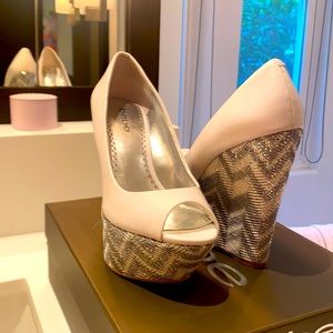 Bebe white leather metallic wedge size 6